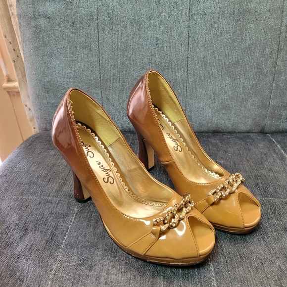 Heels - Picture 2 of 4